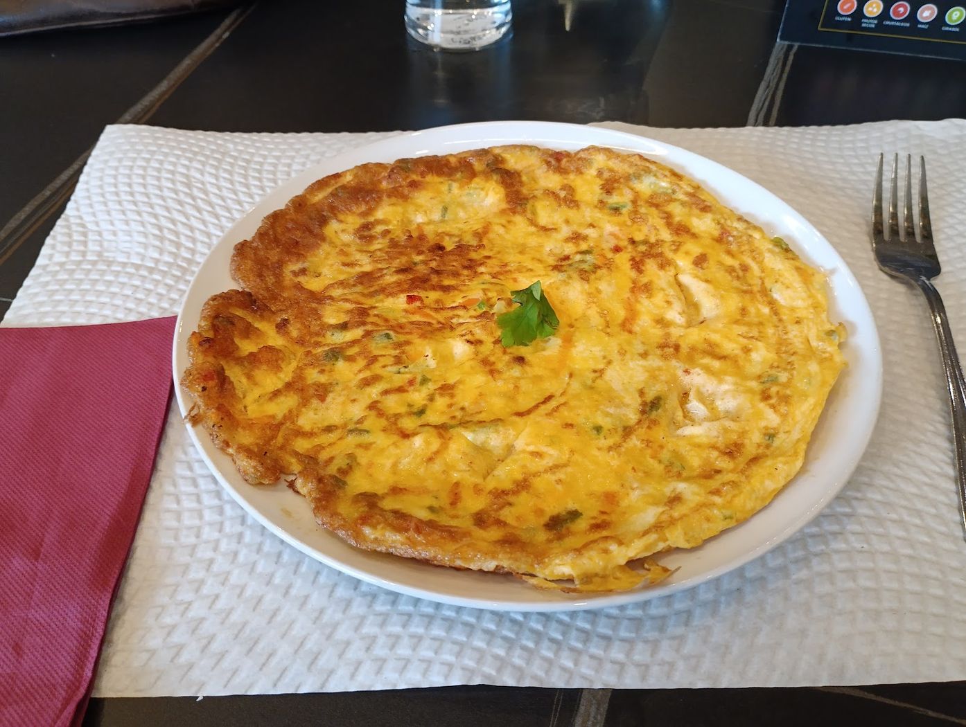 Tortilla a la francesa rellena de verduras variadas.